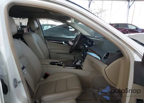 2013 Mercedes-Benz C 250 Sport z USA, uszkodzony, nr VIN WDDGF4HB4DA853422